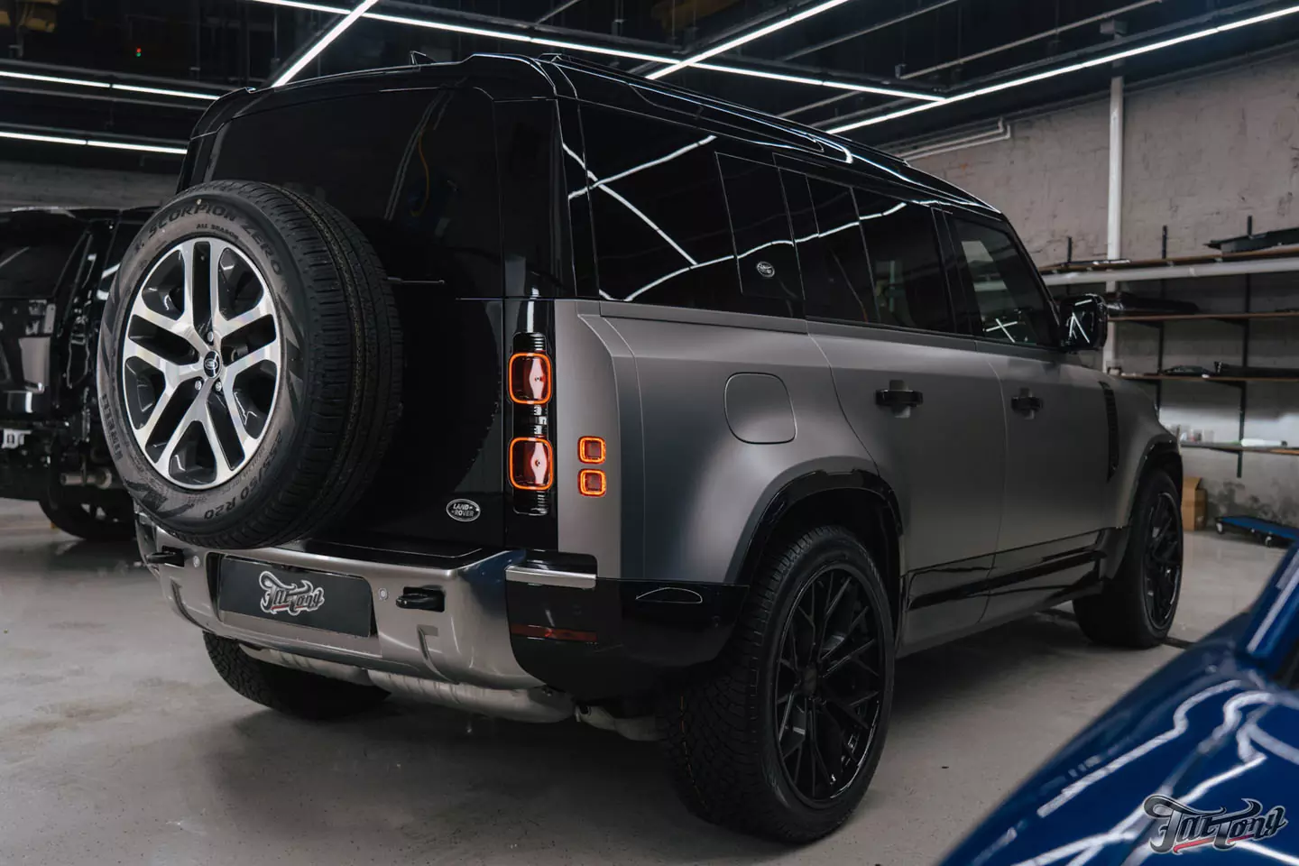 Необычный дизайн для Land Rover Defender! Оклейка в черный глянец+серый мат. Шумоизоляция дверей и Шиномонтаж на вибростенде на стендах Hunter